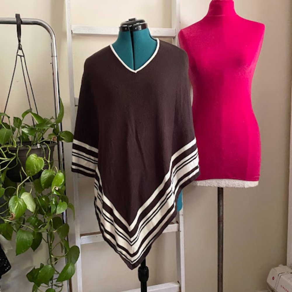 ✨3 for $10✨New York and Company brown poncho O/S